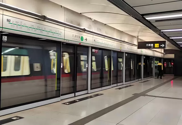 Illuminazione lineare nella stazione della metropolitana