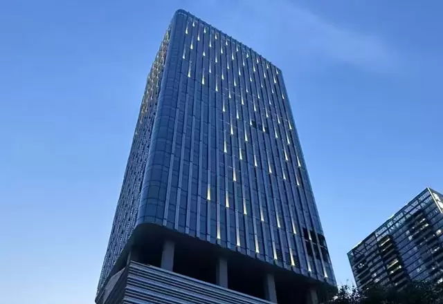 Illuminazione della facciata di un edificio alto a Xi'an