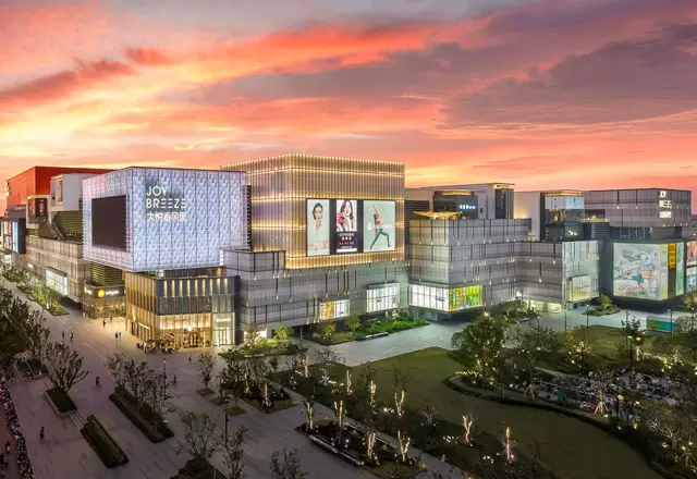 Illuminazione di facciata per un grande centro commerciale