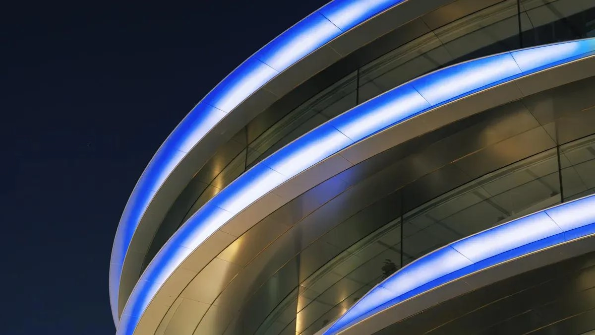 Wallwasher flessibile vs barra luminosa rigida: quale si adatta meglio alle facciate curve?