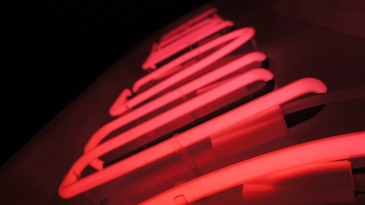 Neon in vetro tradizionale vs Neon LED flessibile in silicone: guida alla sostituzione